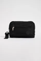 Necesser rectangular negro de tela impermeable con dos compartimentos con cierre y correa de mano.