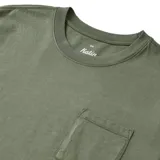 Remera verde de manga corta con bolsillo en el pecho.