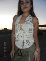 Top halter blanco con bordado de flores y lentejuelas, con cierre frontal con lazo.