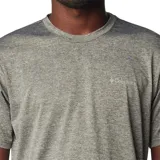 Remera de algodón y poliéster, de corte clásico y diseño gris, ideal para actividades al aire libre.