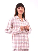 Pijama de camisa y pantalón largo con estampado a cuadros en tonos beige, rosa y lila. La camisa es de manga larga con cuello clásico y bolsillo en el pecho. El pantalón es de corte recto con cintura elástica.
