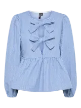 Conjunto de pantalón y blusa a rayas verticales azules y blancas. La blusa tiene mangas abullonadas y un detalle de lazo en el frente.