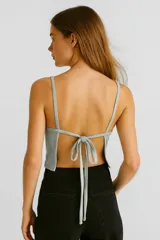 Crop top rojo de algodón con cuello redondo y sisas anchas.