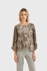 Blusa estampada con cuello redondo y mangas 3/4 con volados.