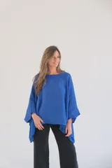 Blusa azul de lino, de corte holgado y mangas 3/4.