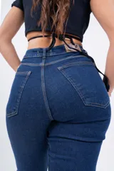 Pantalón de jean azul oscuro, de tiro alto y corte ajustado.