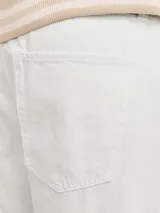 Pantalón jean blanco de tiro alto y corte holgado.