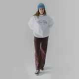 Pantalón marrón de pana de corte recto.