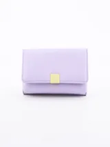 Billetera pequeña color lila con cierre de broche metálico dorado.