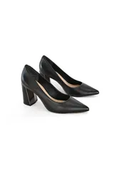 Zapatos de tacón negros de cuero con textura sutil y tacón geométrico con detalles metálicos.