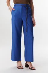 Pantalón de lino azul de corte palazzo.