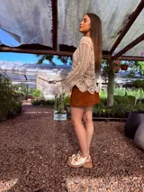 Sandalias con plataforma color marrón y tiras de cuero sintético con estampado animal print de vaca.