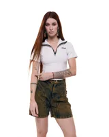 Top corto color crudo, de gabardina elastizada, con cuello alto, cierre frontal y mangas cortas.