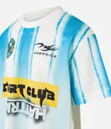 Remera masculina de poliéster con estampa de rayas verticales en celeste y blanco, escudo y lettering "Sport Club Hat Trick".