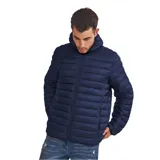 Campera puffer azul marino para hombre, con capucha ajustable, cierre frontal con cremallera y bolsillos laterales. Diseño acolchado horizontal. Ideal para proteger del viento y la lluvia.