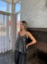 Blusa de fiesta con lentejuelas plateadas, breteles finos y escote en V.