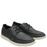 Zapato náutico casual de cuero azul marino con cordones, suela de goma color crema y plantilla calada.