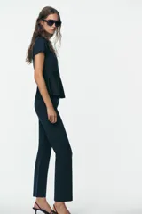 Pantalón de punto azul marino, de tiro alto, corte ajustado y bota acampanada.