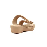 Sandalias Comfortflex color beige con dos tiras anchas con velcro y taco medio.