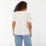 Camiseta blanca de punto calado con manga corta tipo murciélago y escote en V.