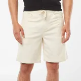 Bermudas color crema con cintura elástica y cordones ajustables.