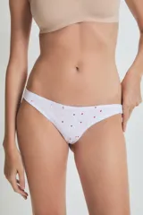 Colaless blanca con estampado de corazones rojos y rosados.