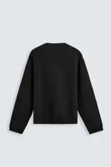 Sweater negro de punto con cuello redondo y mangas largas.