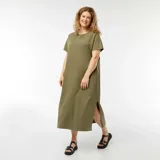 Vestido largo de corte recto, color verde militar, con cuello redondo y mangas cortas. Presenta aberturas laterales en el ruedo.