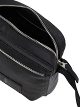 Bolso estilo reportero Calvin Klein color negro, con correa ajustable para llevar cruzado y bolsillo frontal con cierre de cremallera.