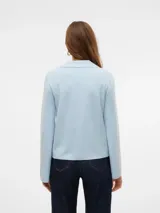 Cárdigan tejido corto color celeste con cuello tipo camisa, mangas largas voluminosas y cierre frontal con cremallera.