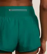 Bermuda deportiva de microfibra color blanco, corte runner con cintura elástica y forro interno.