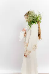 Camisa blanca de lino con bordados y mangas largas.