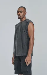 Remera negra sin mangas con efecto gastado, cuello redondo y calce oversize.