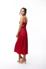 Vestido midi rojo de satén con escote cuadrado y breteles finos.