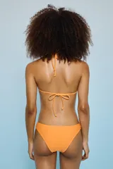 Conjunto de bikini naranja con corpiño triangular y bombacha clásica.