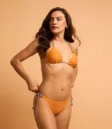 Top de bikini triangular color naranja con tirantes finos trenzados en blanco y negro.