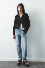 Pantalón de jean celeste de corte recto, tiro medio, con cinco bolsillos y trabillas.