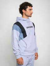 Canguro negro, gris y verde con capucha y cordones ajustables, logo de Umbro estampado en el pecho y bolsillo tipo canguro.
