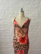 Vestido largo de microtul con estampado animal print y flores rojas.