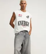 Bermuda de jean celeste con lavado dirty, corte super baggy, bolsillos y cinturón de lazo en la cintura.