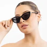 Lentes de sol con montura transparente y lentes degradadas de azul a rosa.