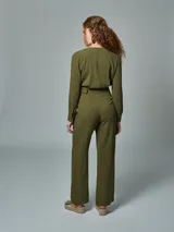 Mono largo color crudo, de lino, con cuello tipo blazer, mangas 3/4 con puños arremangados, cinturón con hebilla forrada y pantalón de corte recto.