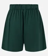 Short blanco de corte runner evasé, con cintura elástica fruncida y un botón decorativo. Presenta bolsillos laterales y un calce suelto.