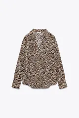 Camisa de manga larga con estampado de leopardo, cuello solapa y escote pico.