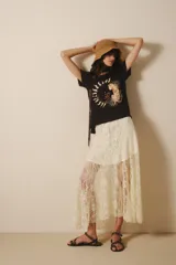 Remera negra de algodón con estampa de un felino dentro de un círculo con rayos de sol.