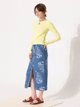 Pollera midi de denim azul con diseño jacquard de frutas. Tiene tajo frontal.