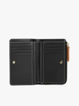 Billetera plegable Tommy Hilfiger con estampado de monograma en tonos marrones y negros. Cuenta con múltiples ranuras para tarjetas, compartimento para billetes y bolsillo exterior con cremallera para monedas.