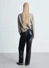 Pantalón jogger negro de efecto piel, con cintura elástica, lazo ajustable, diseño recto y bolsillos laterales.