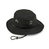 Sombrero negro tipo pescador, confeccionado en poliéster reciclado. Tiene ala mediana, ajuste elástico en la corona y tira ajustable con tanca.