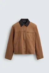Cazadora relaxed fit de algodón acolchado, color celeste con efecto lavado. Tiene cuello solapa, manga larga con puño abotonado, bolsillos con cremallera en pecho y cadera, y cierre frontal con cremallera.